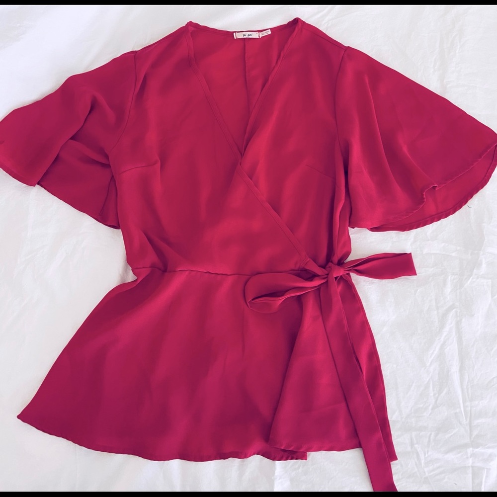 Adorable faux wrap top!